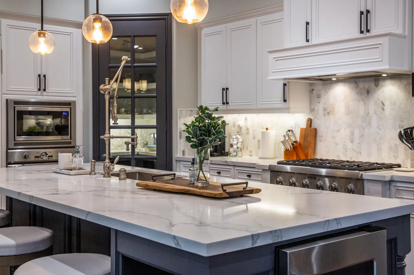 Modern kitchen remodel in Ventura County by Master Construction